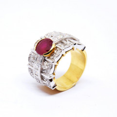 A. Caramanna Anello fascia in oro giallo con rubino Birmano e diamanti A. Caramanna Anello fascia in oro giallo con rubino Birmano e diamanti