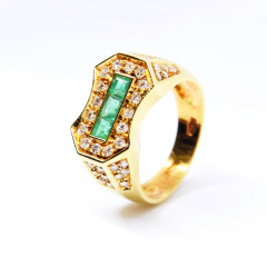 Anello scudo svasato smeraldi Anello scudo svasato smeraldi